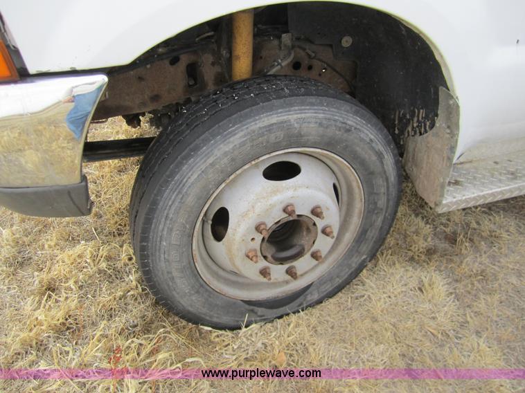 image for item 3069 2000 Ford F550 XL Super Duty pickup truck cab and chassis