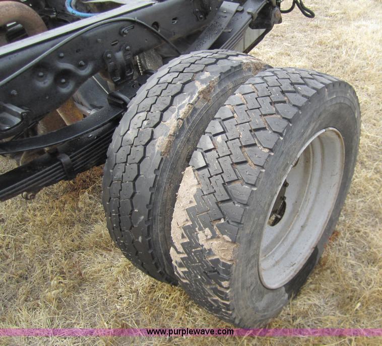 image for item 3069 2000 Ford F550 XL Super Duty pickup truck cab and chassis