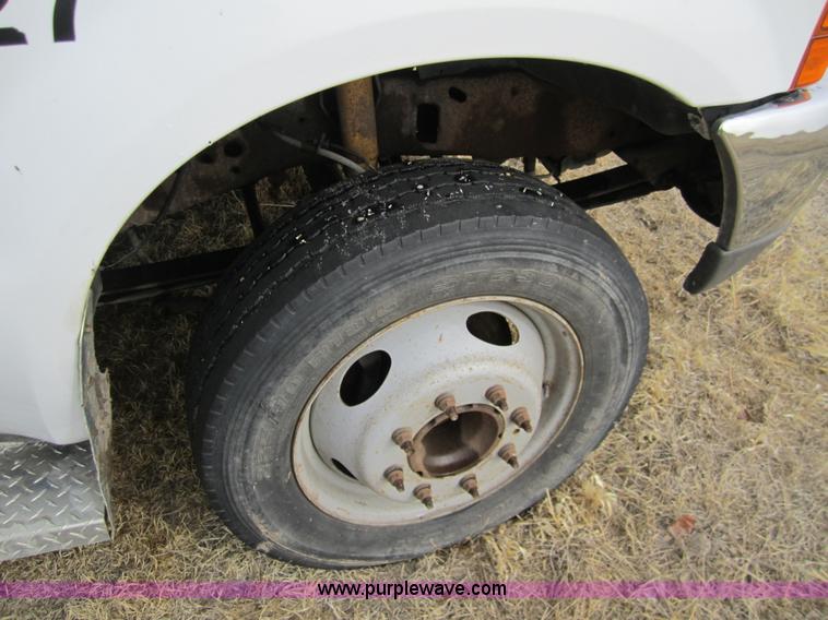 image for item 3069 2000 Ford F550 XL Super Duty pickup truck cab and chassis