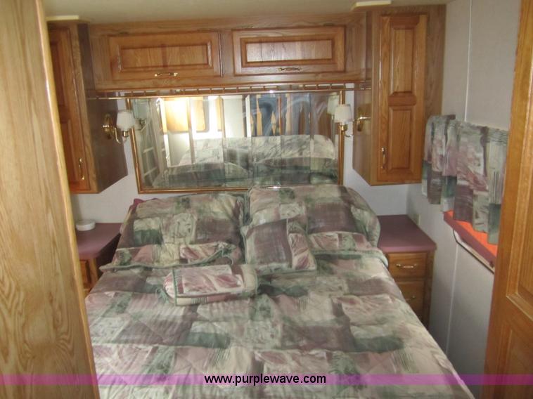 image for item 3070 1991 Kountry Star 35' camper