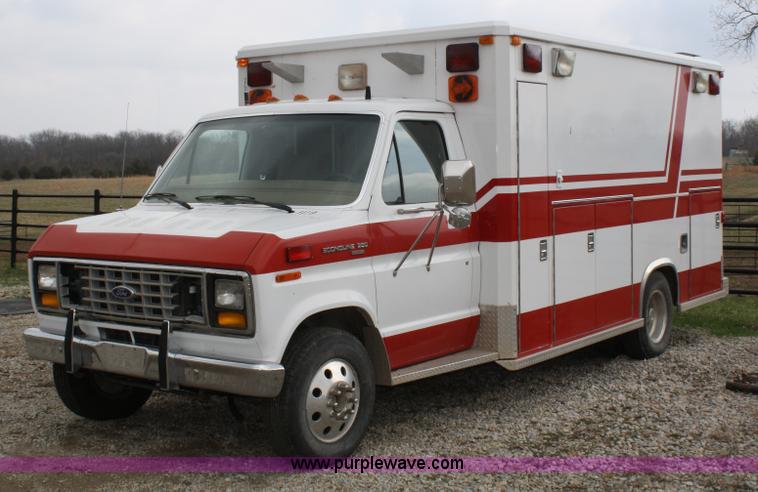 image for item 4684 1987 Ford Econoline E350 XL ambulance