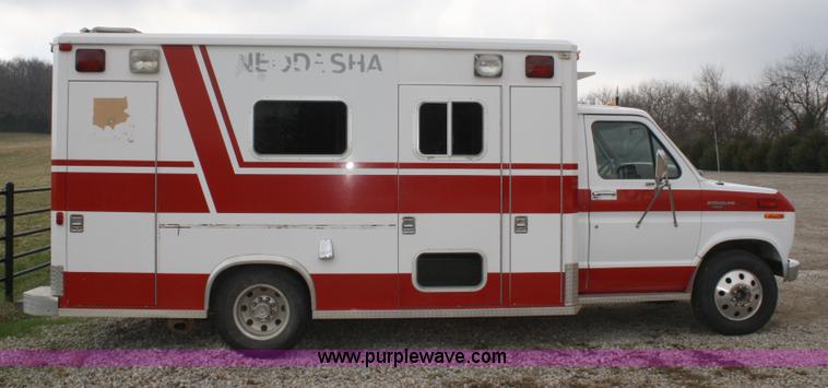 image for item 4684 1987 Ford Econoline E350 XL ambulance