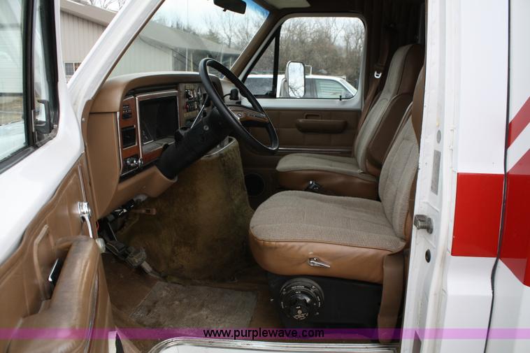image for item 4684 1987 Ford Econoline E350 XL ambulance