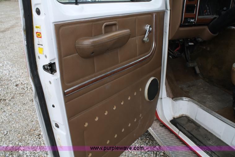 image for item 4684 1987 Ford Econoline E350 XL ambulance