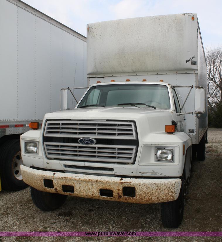 image for item 4685 1987 Ford F700 box truck with lift gate
