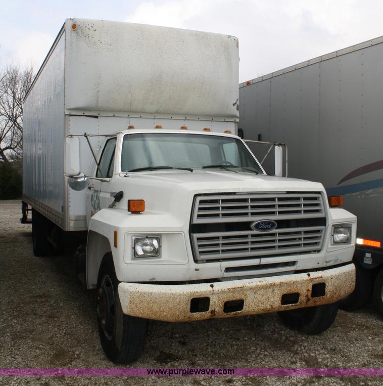 image for item 4685 1987 Ford F700 box truck with lift gate