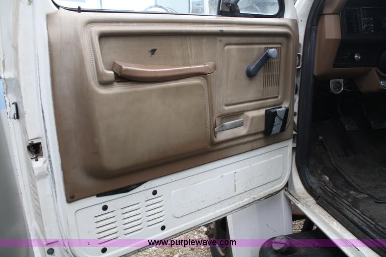 image for item 4685 1987 Ford F700 box truck with lift gate
