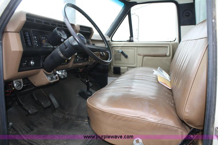 image for item 4685 1987 Ford F700 box truck with lift gate