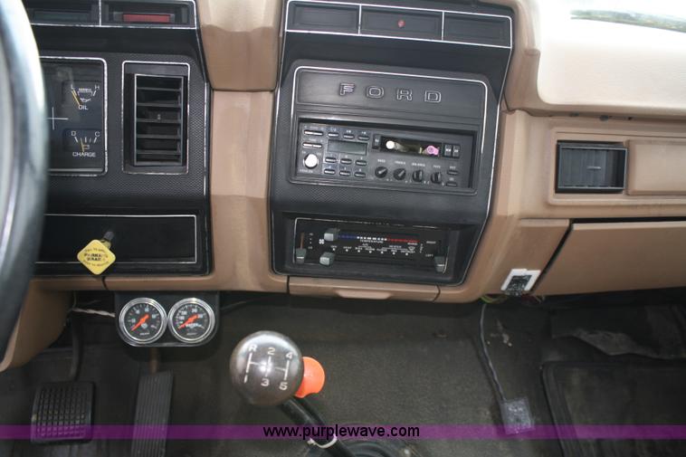 image for item 4685 1987 Ford F700 box truck with lift gate