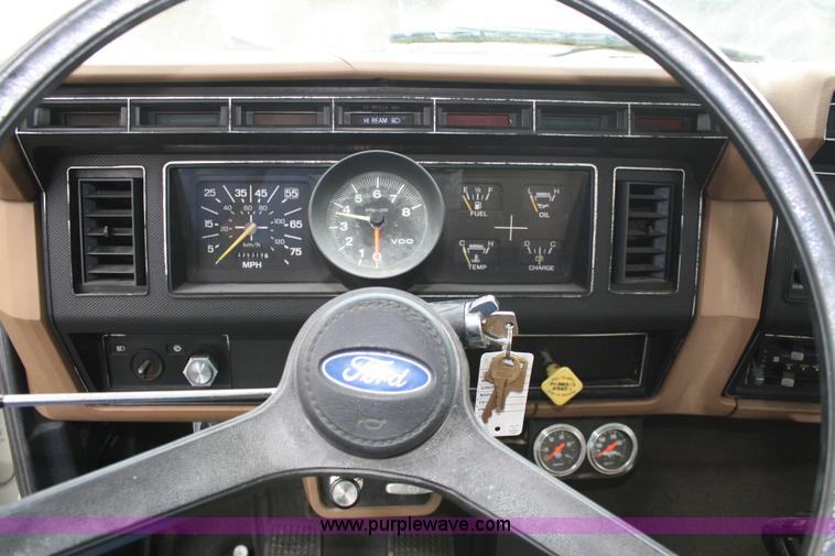 image for item 4685 1987 Ford F700 box truck with lift gate