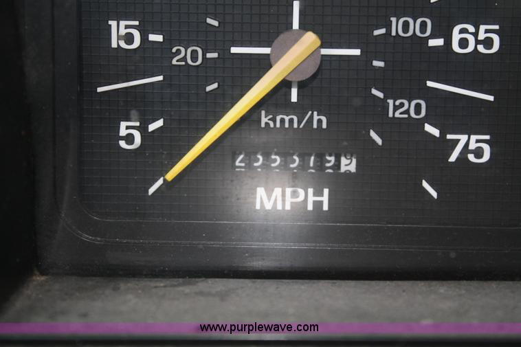 image for item 4685 1987 Ford F700 box truck with lift gate