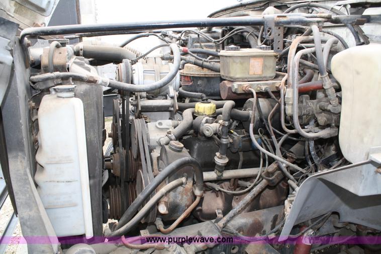 image for item 4685 1987 Ford F700 box truck with lift gate