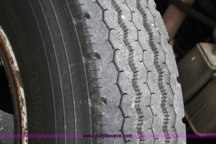 image for item 4685 1987 Ford F700 box truck with lift gate