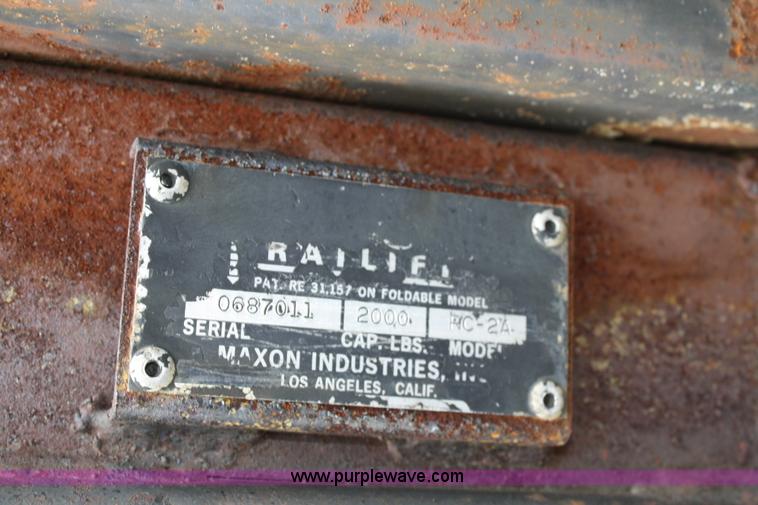 image for item 4685 1987 Ford F700 box truck with lift gate