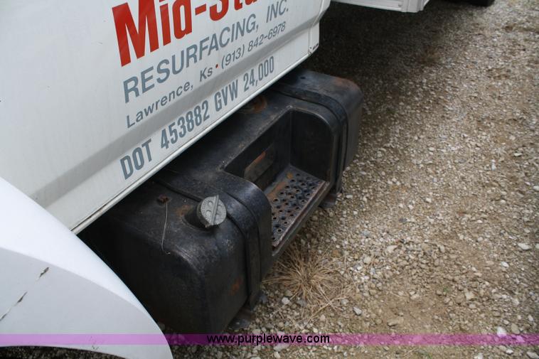 image for item 4685 1987 Ford F700 box truck with lift gate