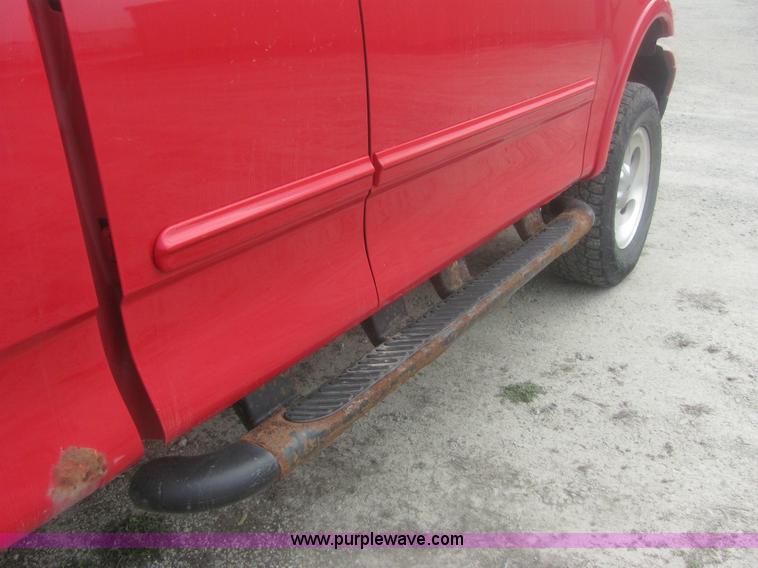 image for item 7010 2000 Ford F150 XLT Sport Supercab pickup truck