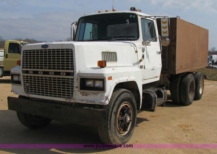 image for item 8421 1985 Ford LTL9000 water truck