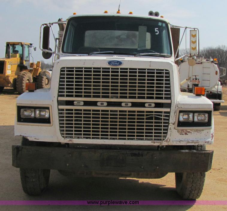 image for item 8421 1985 Ford LTL9000 water truck