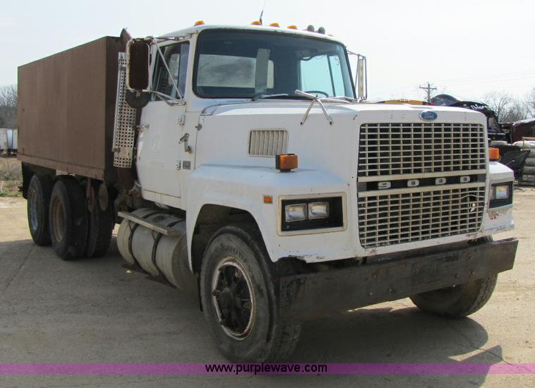 image for item 8421 1985 Ford LTL9000 water truck