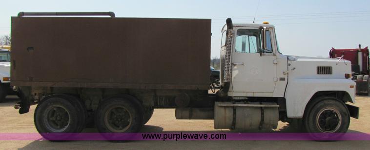 image for item 8421 1985 Ford LTL9000 water truck