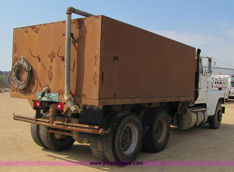 image for item 8421 1985 Ford LTL9000 water truck