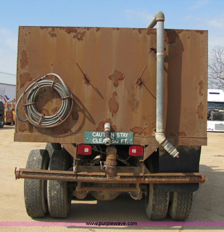 image for item 8421 1985 Ford LTL9000 water truck