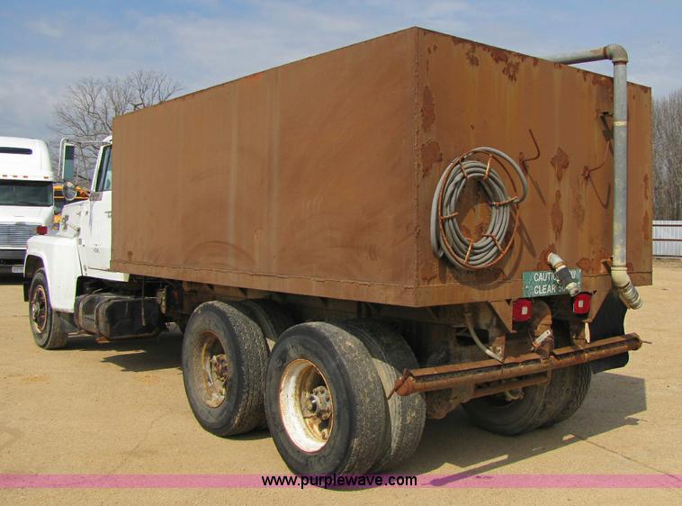 image for item 8421 1985 Ford LTL9000 water truck