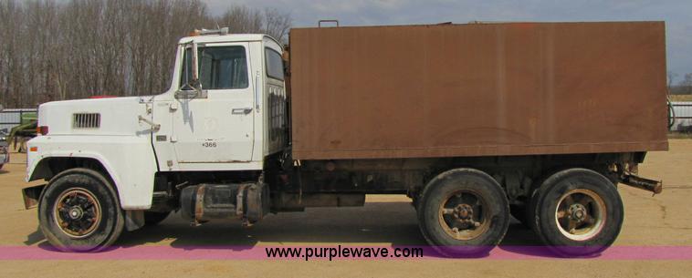 image for item 8421 1985 Ford LTL9000 water truck