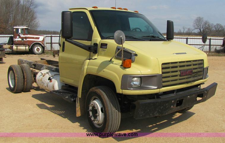 image for item 8422 2005 GMC C5500 cab and chassis