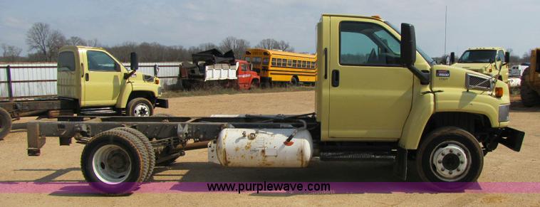 image for item 8422 2005 GMC C5500 cab and chassis