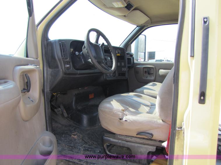 image for item 8422 2005 GMC C5500 cab and chassis