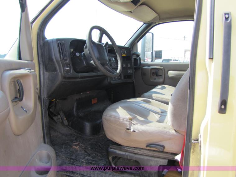 image for item 8422 2005 GMC C5500 cab and chassis