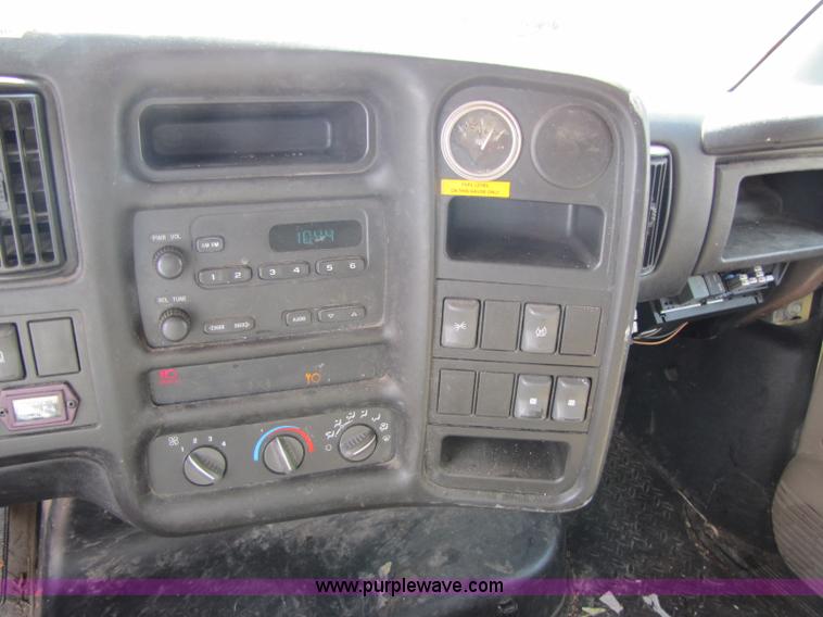 image for item 8422 2005 GMC C5500 cab and chassis