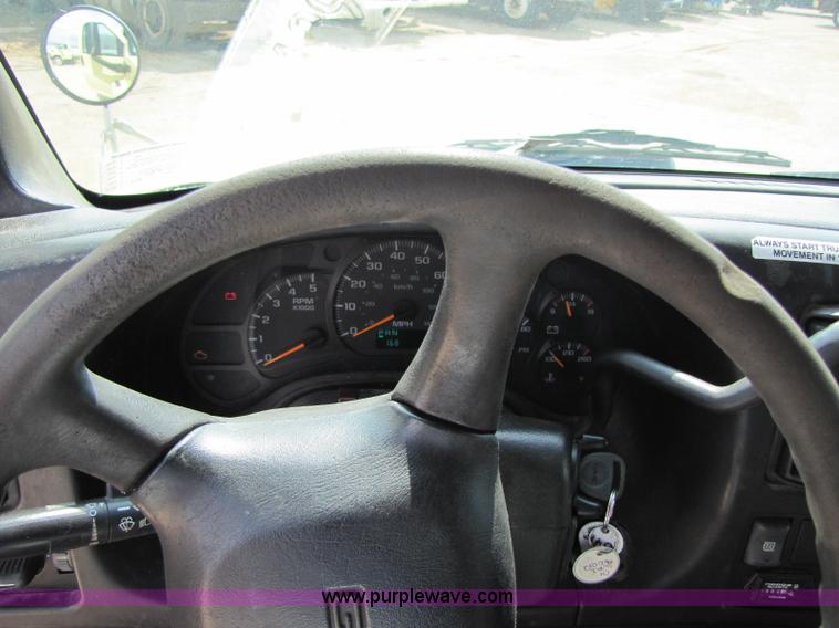 image for item 8422 2005 GMC C5500 cab and chassis