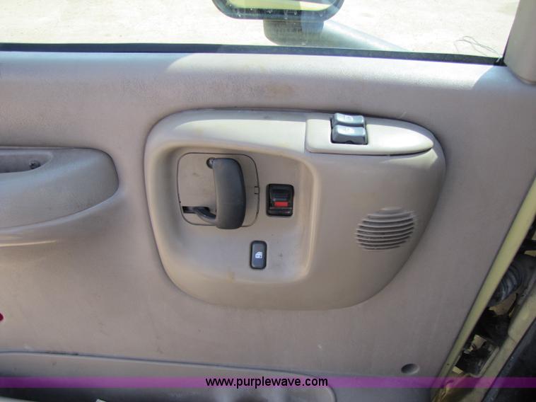 image for item 8422 2005 GMC C5500 cab and chassis