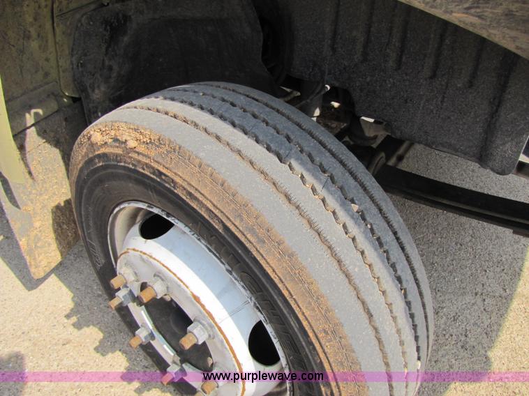 image for item 8422 2005 GMC C5500 cab and chassis