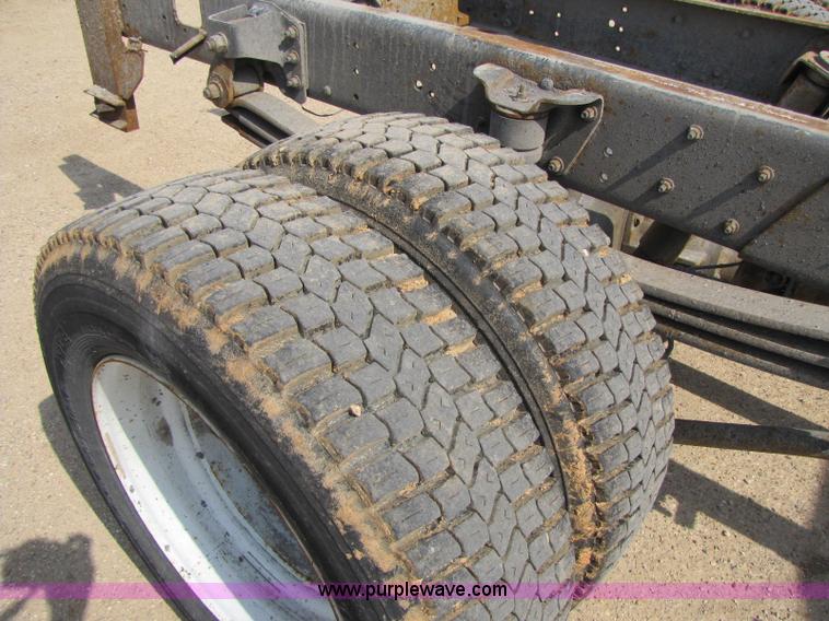 image for item 8422 2005 GMC C5500 cab and chassis