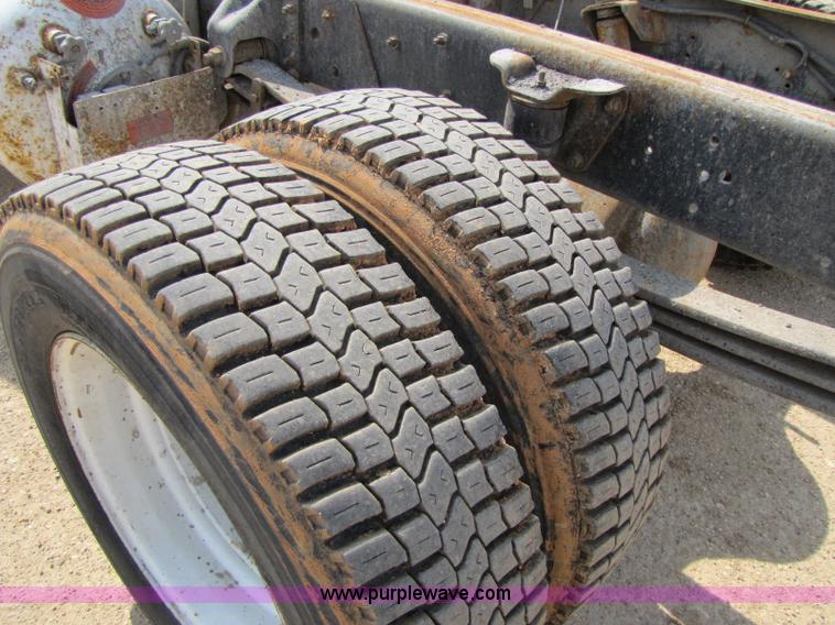 image for item 8422 2005 GMC C5500 cab and chassis