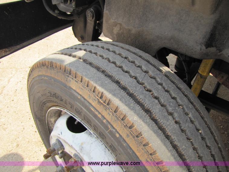 image for item 8422 2005 GMC C5500 cab and chassis