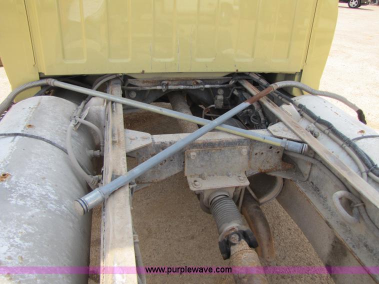 image for item 8422 2005 GMC C5500 cab and chassis