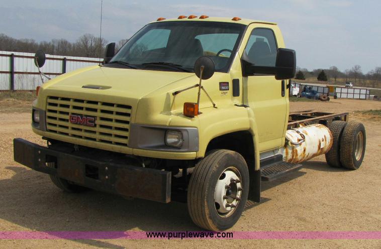 image for item 8424 2004 GMC C5500 cab and chassis