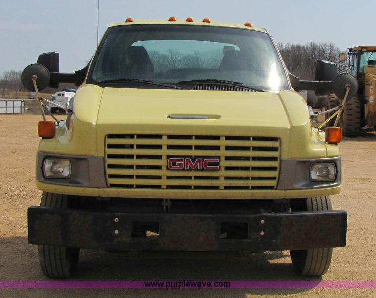 image for item 8424 2004 GMC C5500 cab and chassis