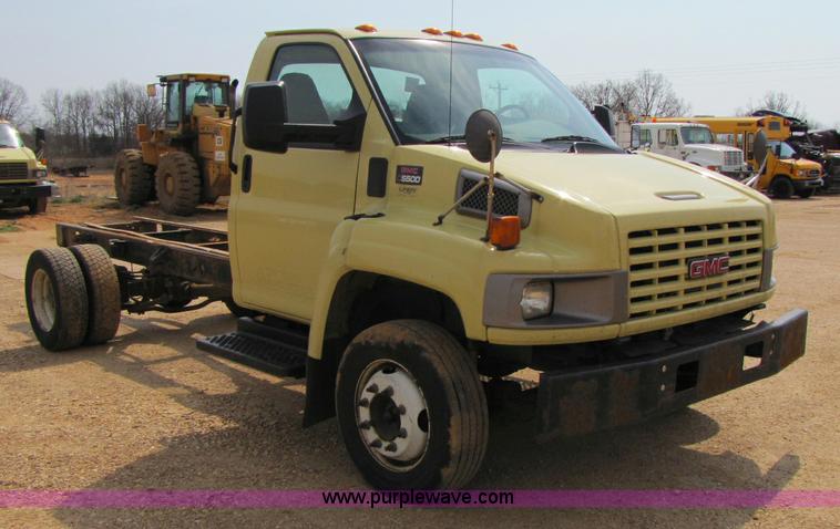 image for item 8424 2004 GMC C5500 cab and chassis