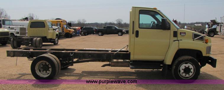 image for item 8424 2004 GMC C5500 cab and chassis