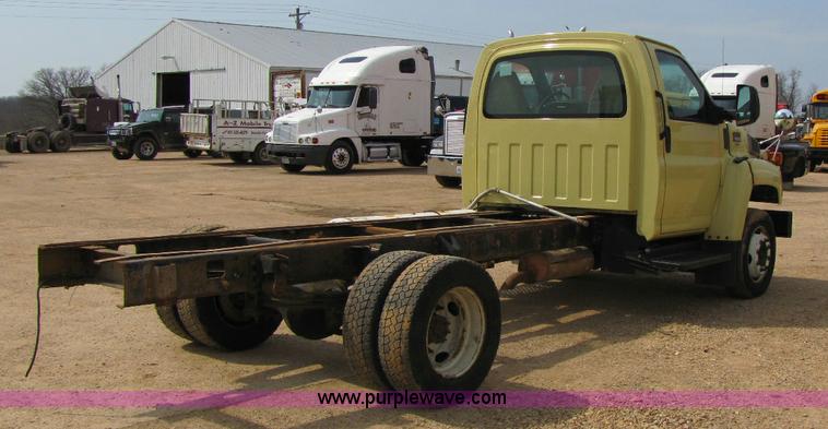 image for item 8424 2004 GMC C5500 cab and chassis
