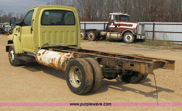 image for item 8424 2004 GMC C5500 cab and chassis