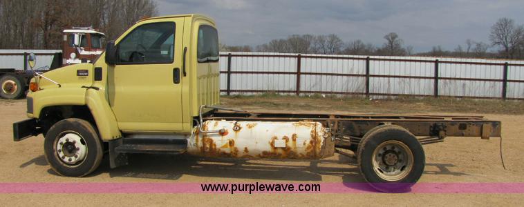 image for item 8424 2004 GMC C5500 cab and chassis