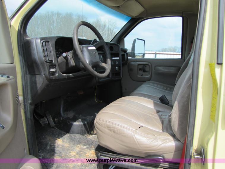image for item 8424 2004 GMC C5500 cab and chassis