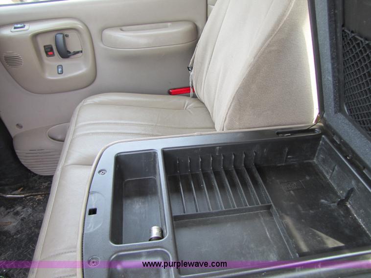 image for item 8424 2004 GMC C5500 cab and chassis