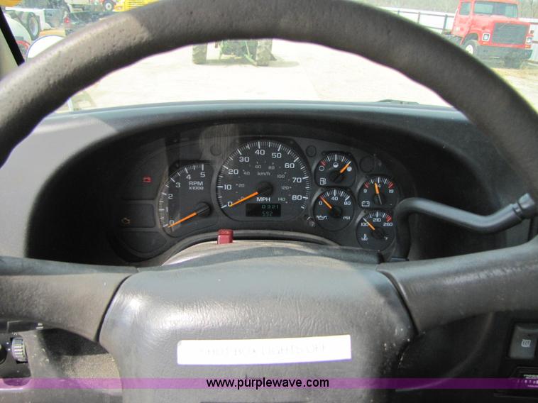 image for item 8424 2004 GMC C5500 cab and chassis